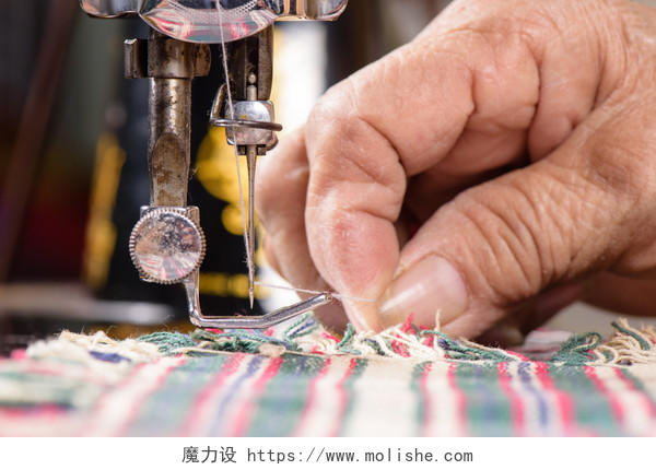裁缝在使用缝纫机工作
